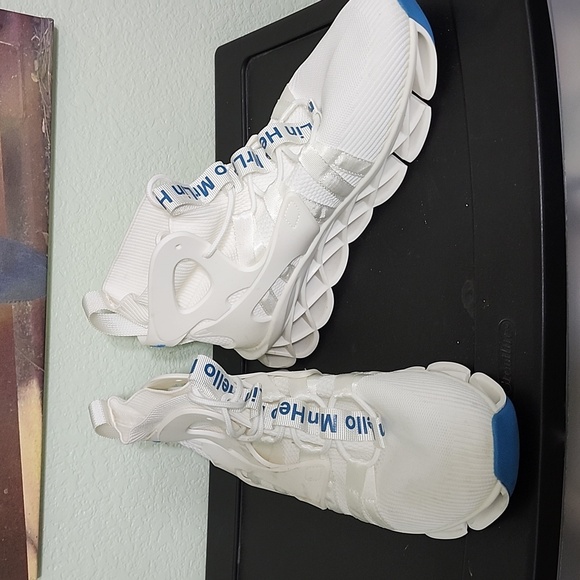 SNEAKERS - Picture 2 of 3